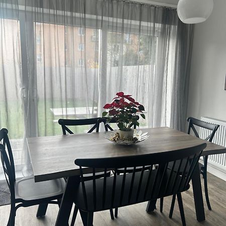 The Red House Modern Stylish Home From Home Walking Distance To Cardiff Bay And City Centre With Parking Esterno foto