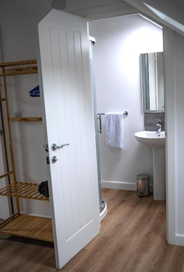 The Red House Modern Stylish Home From Home Walking Distance To Cardiff Bay And City Centre With Parking Esterno foto