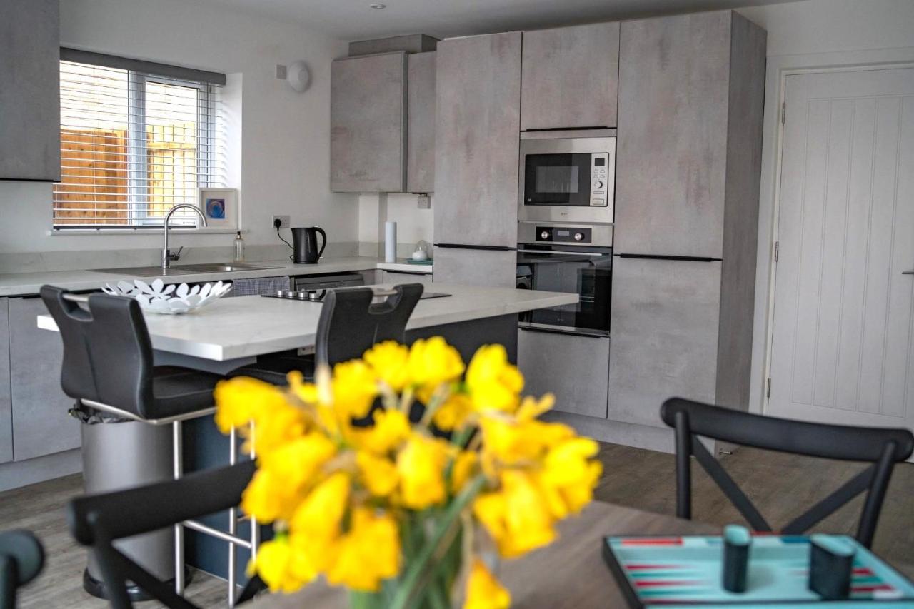The Red House Modern Stylish Home From Home Walking Distance To Cardiff Bay And City Centre With Parking Esterno foto